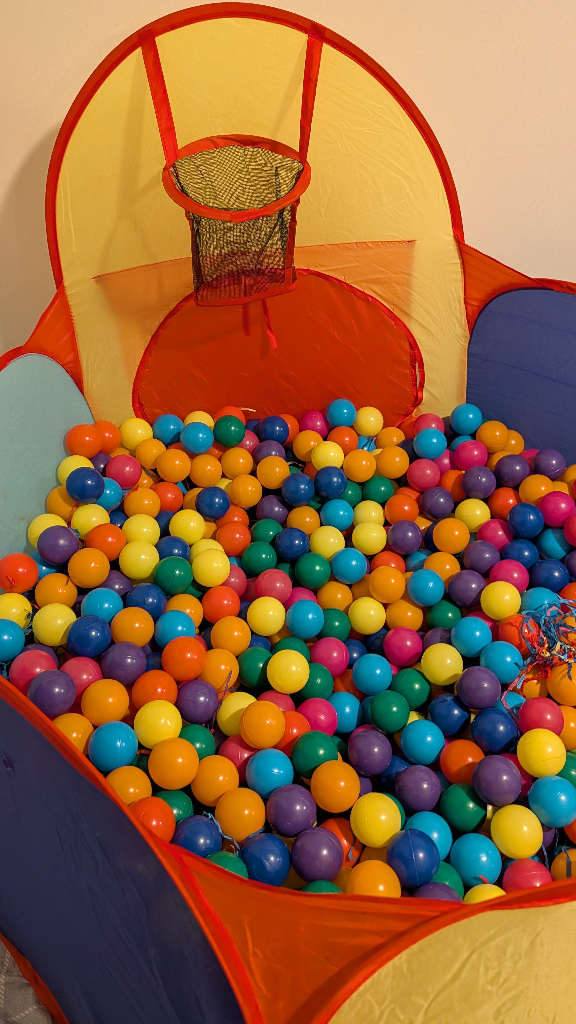 Ball pit with balls