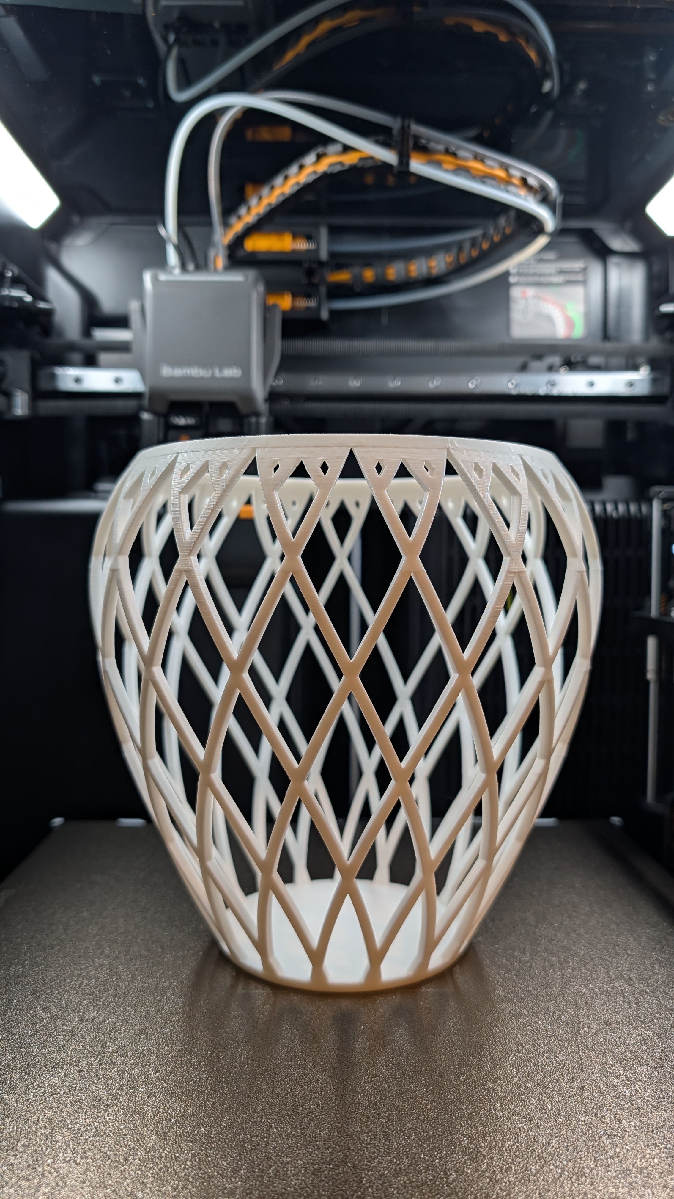 Completed spiral lattice vase